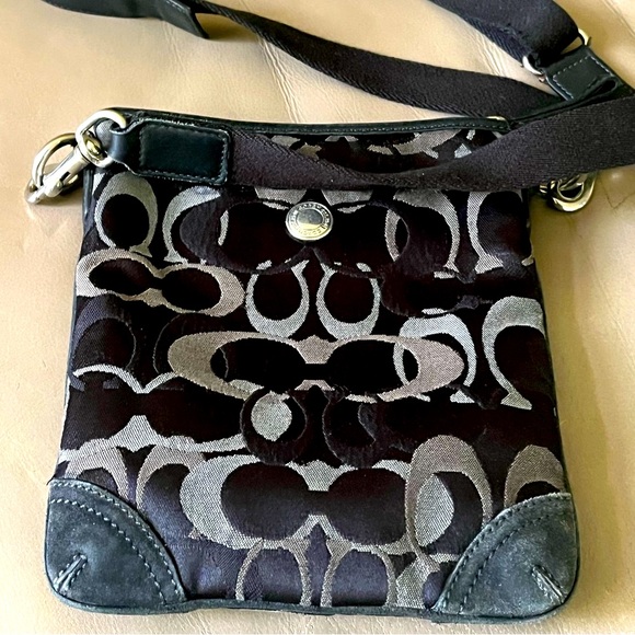 - Authentic Coach crossbody bag. - Picture 1 of 14